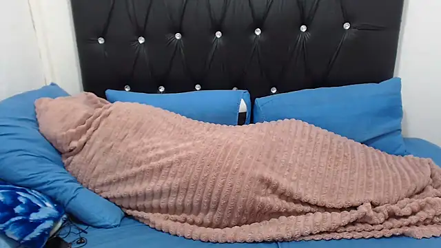 Živá chatovací místnost CreamyhotBoobs