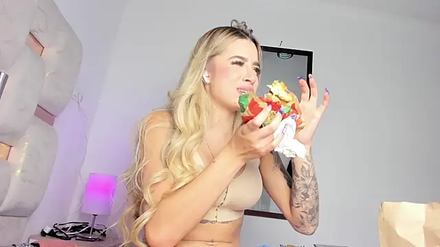 Lola_Blondie Live XXX Chat