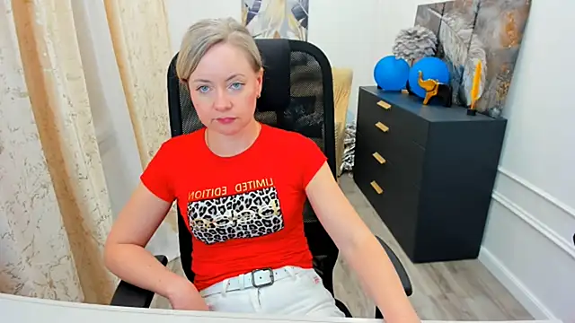 צ'אט XXX בשידור חי של CharlotteKerti