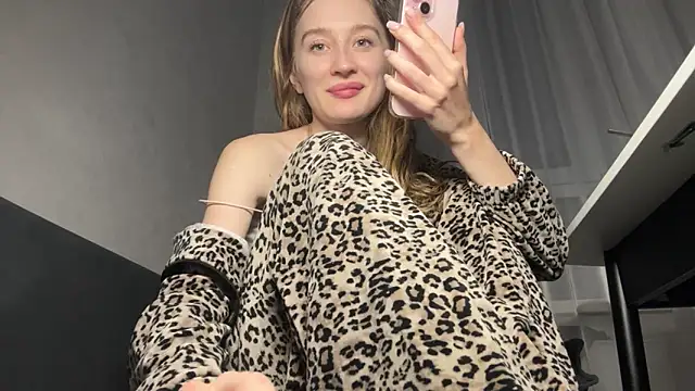 MissEvelynGlow Chat XXX in diretta