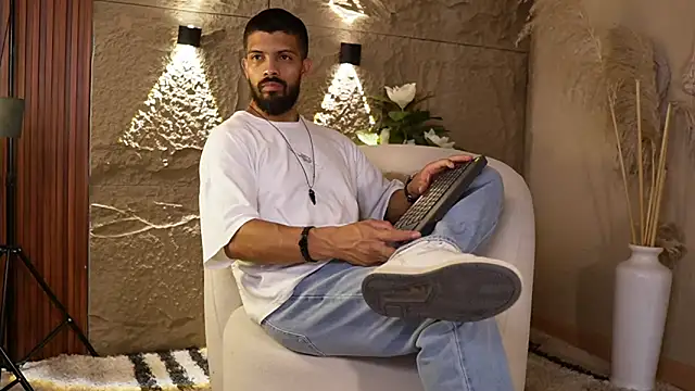 Chat +18 de DannSaenz ao vivo