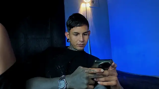 Travisttanner28のライブXXXチャット