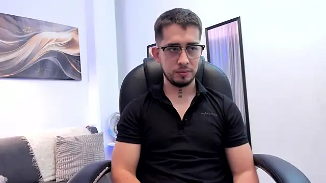 Tommas_Jhonson Adlı Modelin Canlı XXX Sohbeti
