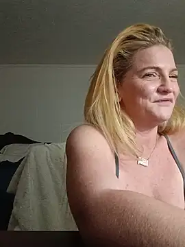 Goldenndoll – webcam-show