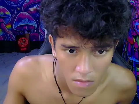 hugekenbigcock Show in webcam