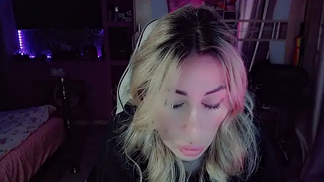 AnnieGOld_ Adlı Modelin Canlı XXX Sohbeti