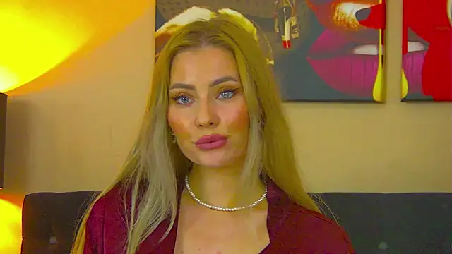 MisshaNight: διαδικτυακό σόου  στην κάμερα