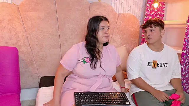 ParejaCurvy20's Webcam Show