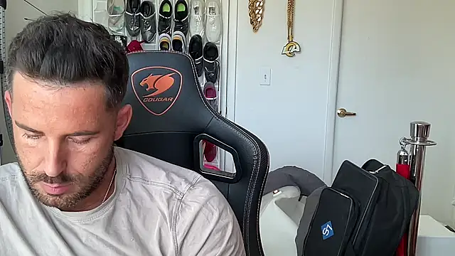 brettmycles28: διαδικτυακό σόου στην κάμερα