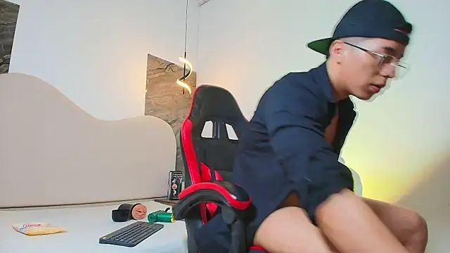 XXX chat uživo modela TONY_FOXX1