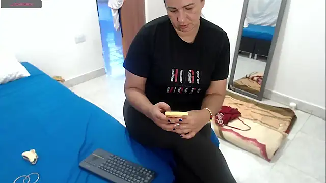 LAURA_Foxht élő XXX-chatje