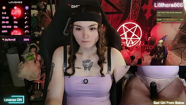 Lilithara666: διαδικτυακό σόου στην κάμερα