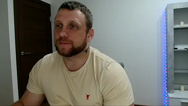 Show modela B-L-O-N-D na web-kameri