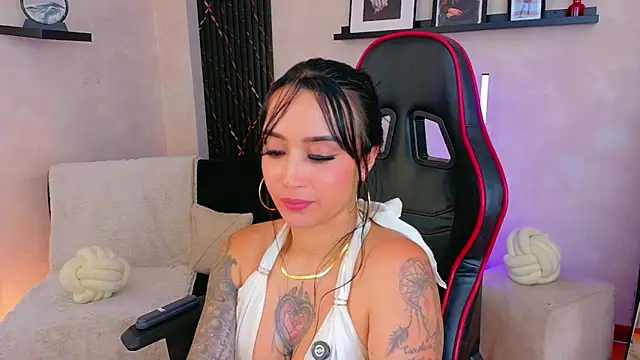 EmmyEvans1's Live XXX Chat