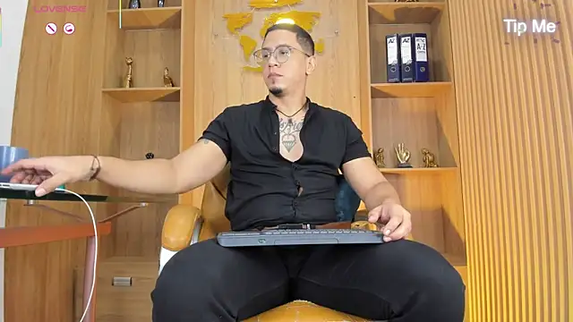 Show modela JoshMillerr_ na web-kameri