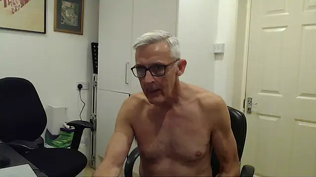 nakedcarpenteruk élő XXX-chatje