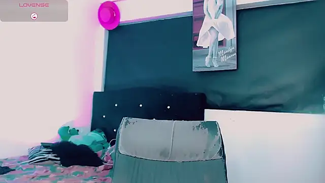 Kendall_hornyy – Kamerová šou