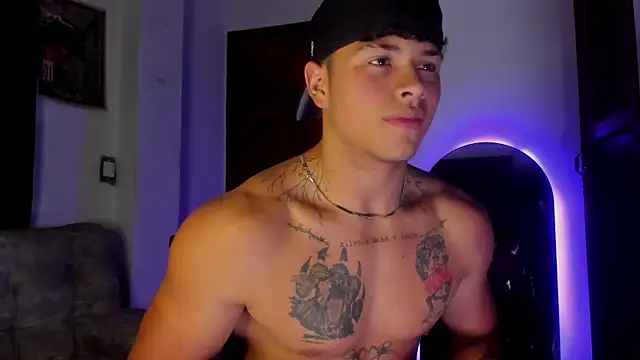 Pokazy przed kamerką – Dominic_Biker__