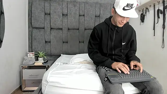 NaughtyVibes_OS' Live XXX Chat