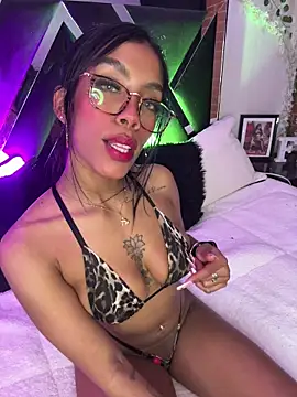 Chatroom XXX en direct de FiorellaBossh_