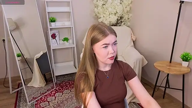 BlondeLina: онлайн-секс-чат