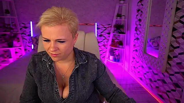 CrystalVibe Adlı Modelin Canlı XXX Sohbeti