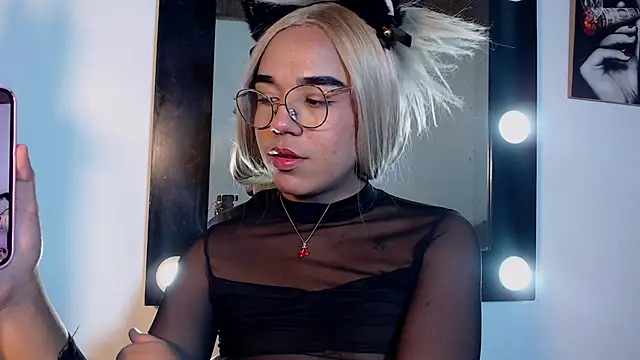 Candyy_doll__: διαδικτυακό σόου στην κάμερα
