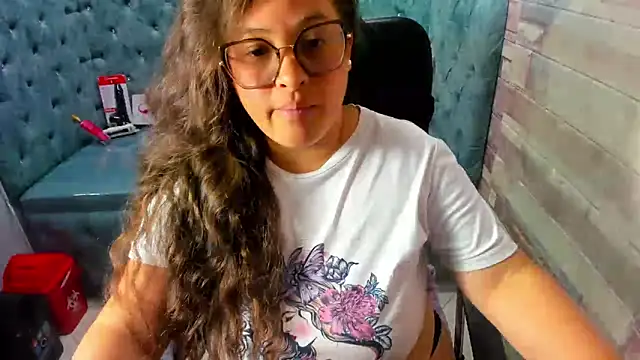 Sarah_Boobs_ Adlı Modelin Canlı XXX Sohbeti