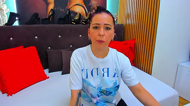 LauraSiin 现场XXX聊天