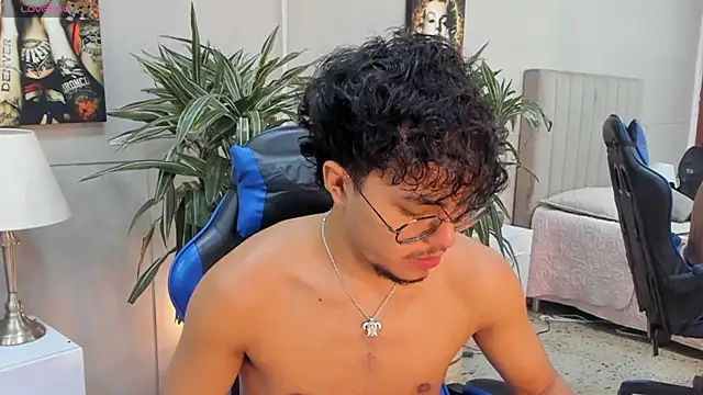 Chat XXX ao vivo de kai_storn