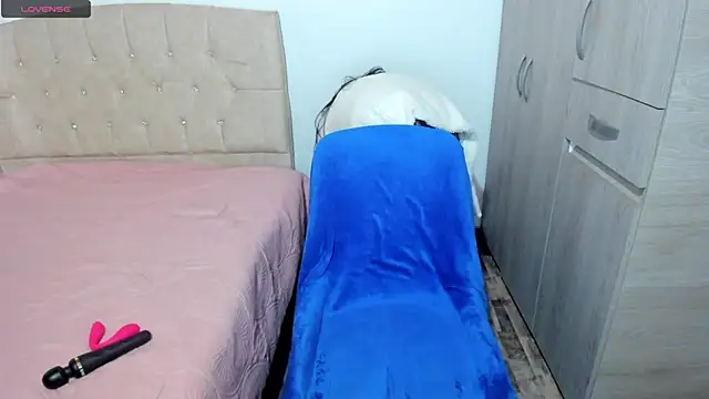 Онлайн чат XXX emily1_