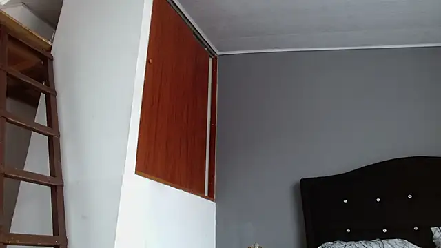 Emilia_1995のライブXXXチャット