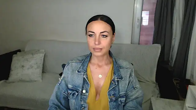 CloveLove Adlı Modelin Canlı XXX Sohbeti