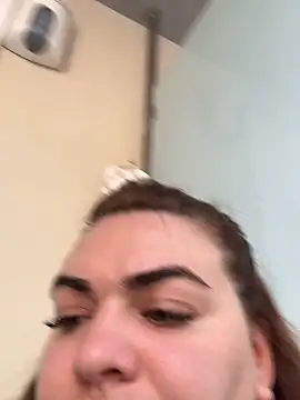 הופעת וובקאם של HeyBABYGIRL