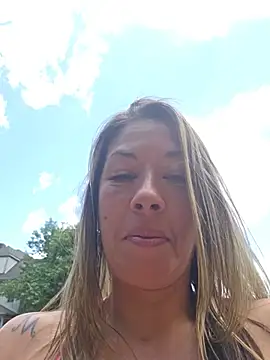 MiraKisss élő XXX-chatje