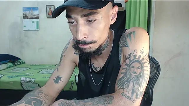 emiliano_hottt élő XXX-chatje