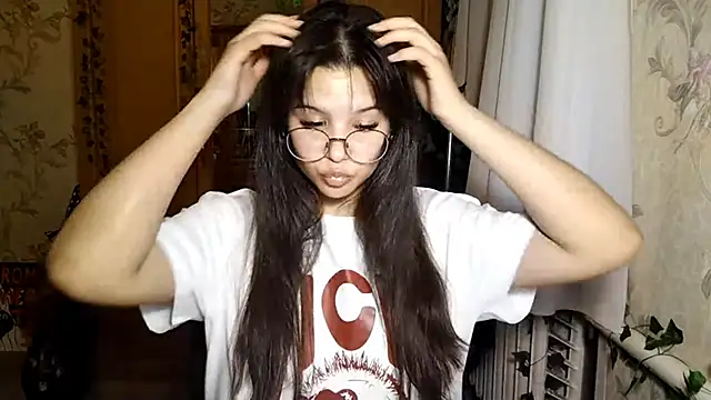 AdililyのライブXXXチャット