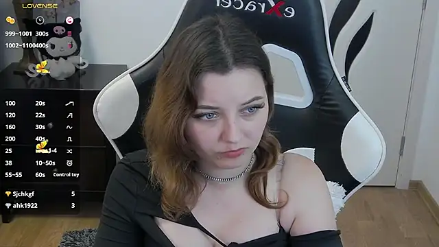 pretty_little_thing Chat XXX in diretta