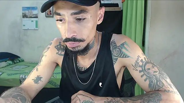 emiliano_hottt Show in webcam