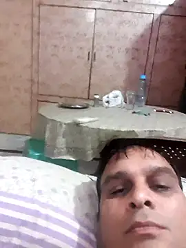 indiandesivillegeboy Show in webcam