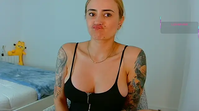 צ'אט XXX בשידור חי של pennyyy_