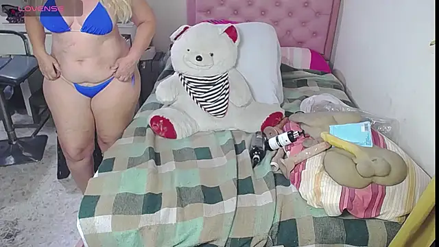lucy_belle_bm live XXX chat