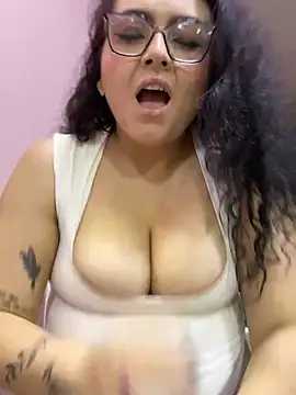 Chatroom XXX en direct de AlmaraRouge