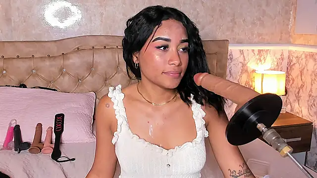 Horny_Brunette_のライブXXXチャット