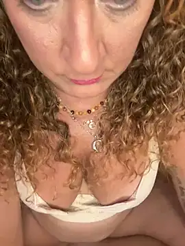 צ'אט XXX בשידור חי של SuzyCatzz