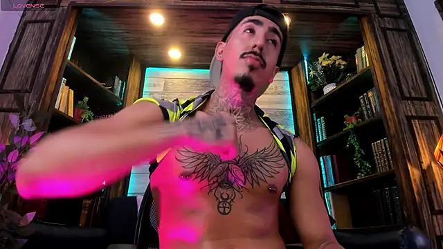 Donovan_Desmond Show in webcam