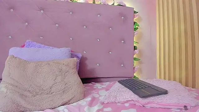 lovely__kiss__ Adlı Modelin Canlı Sohbet Odası