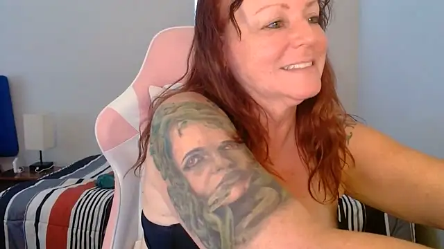 הופעת וובקאם של Nikkimastersgirl1091