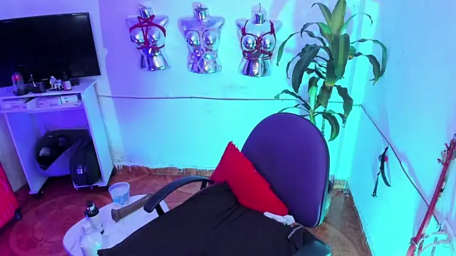 LucyStrike_ webkamerás műsora