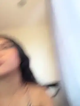 slutty_aki élő XXX-chatje